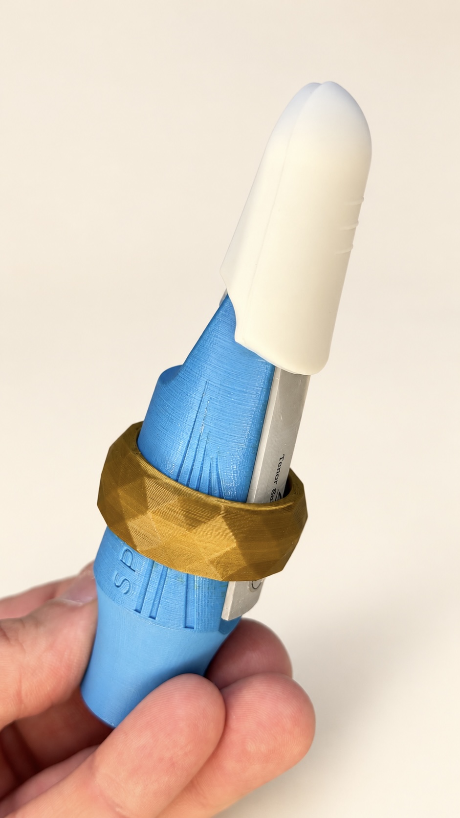 SAXELIER ligature fitted to a tenor saxophone mouthpiece
